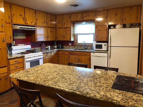 3rd image of 721 Fairlane Ave
