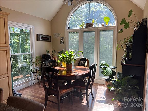 5th image of 28 Hunters Creek Ln