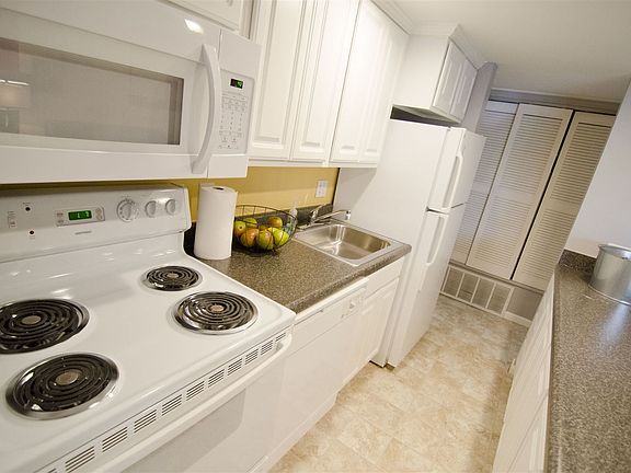 CampusHill_Kitchen_Spring2014_5