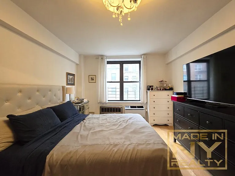 327 W 30th St #3E — Photo 6