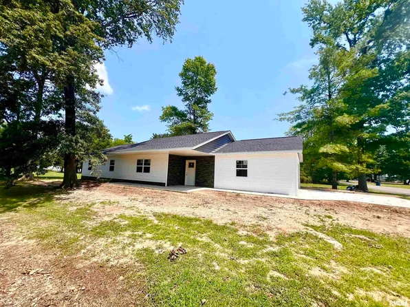 802 N Broadway St, Sesser, IL 62884