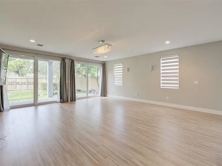 619 SW 17th St — Photo 24