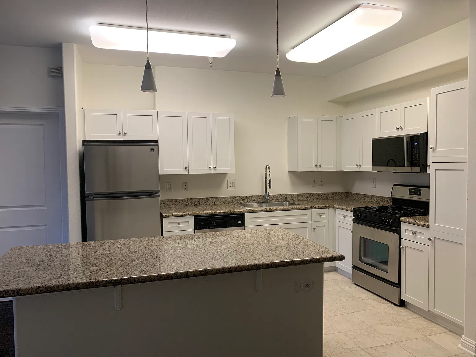 2 bed, 1042 sqft, $3,100 — Photo 2