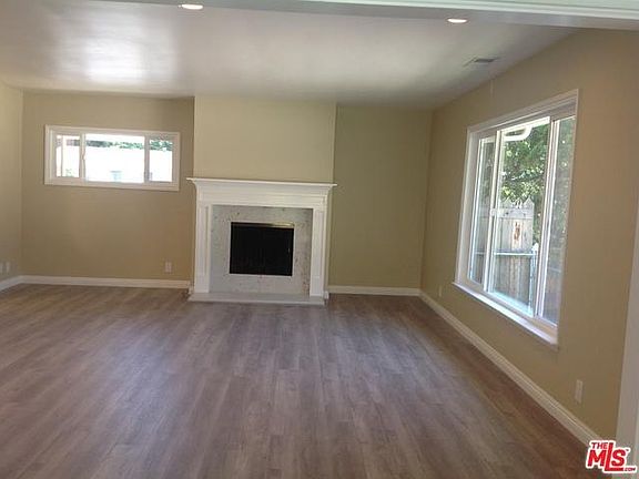 Living Room with Mountain view & Fireplace