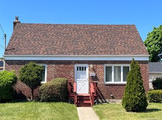 27 5th Ave, Westbury, NY 11590