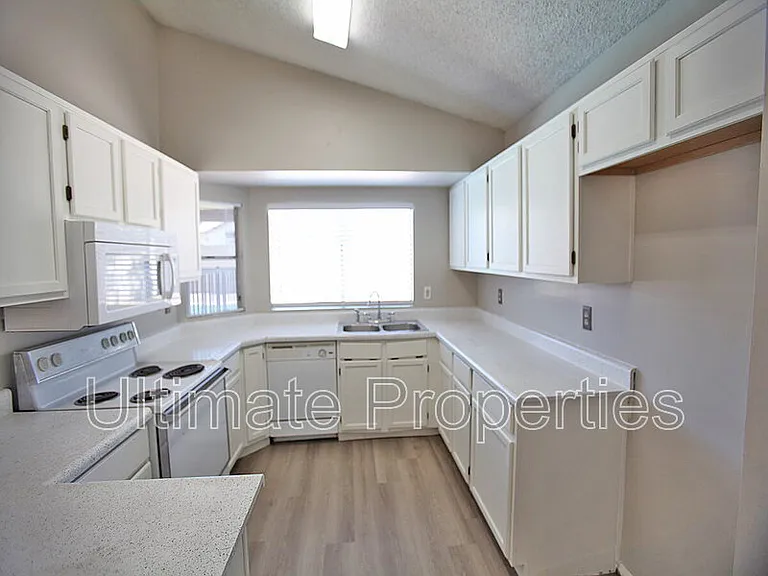 7509 W San Juan Ave — Photo 3