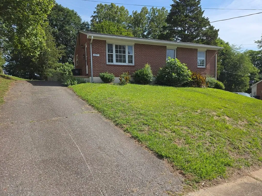 3 bed, 989 sqft, $1,300 — Photo 1