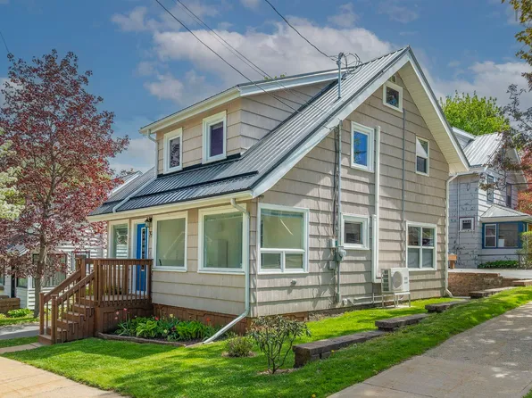 39 Maple St, Halifax, NS B3A 1X9