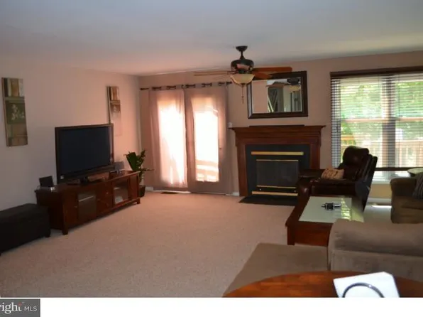 421 Cedartop Ct, Harleysville, PA 19438