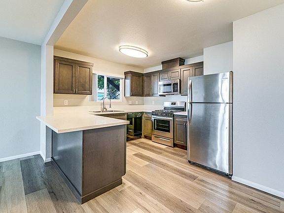 2nd image of 535 Woodlawn Ave #13