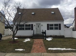 216 Cornwell Ave, Williston Park, NY 11596