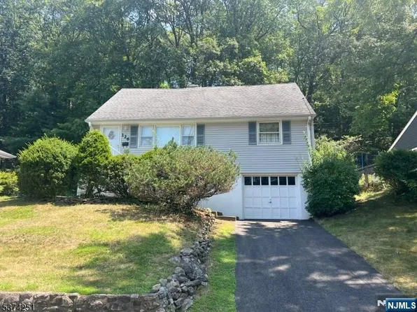 126 Rafkind Rd, Bloomingdale, NJ 07403