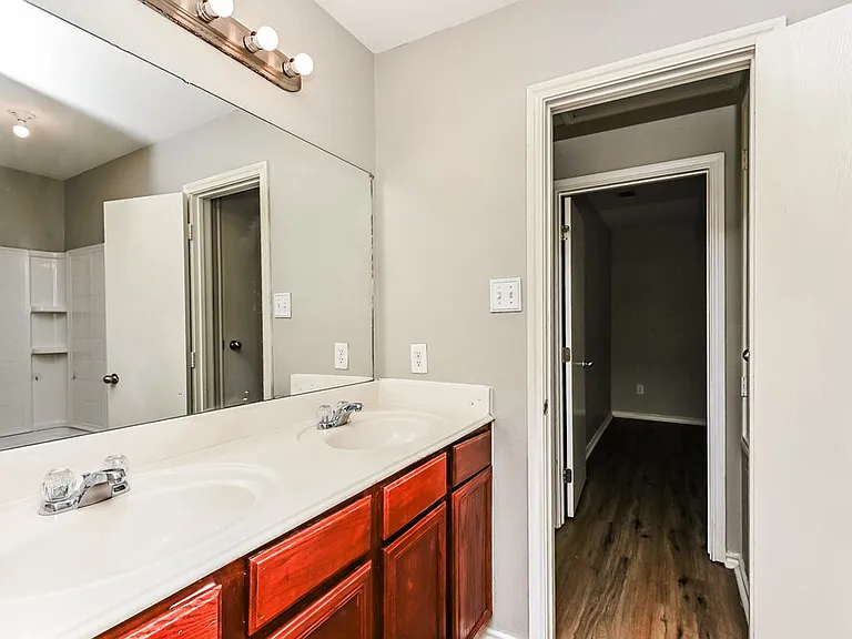 517 Creekbend St — Photo 16