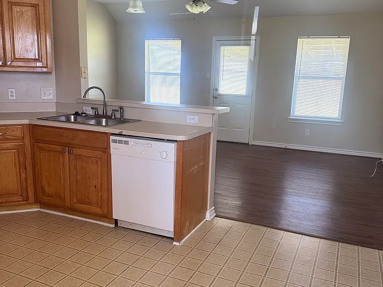 443 Green Acres Dr — Photo 4