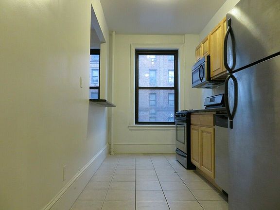 3rd image of 901 Washington Ave #P2