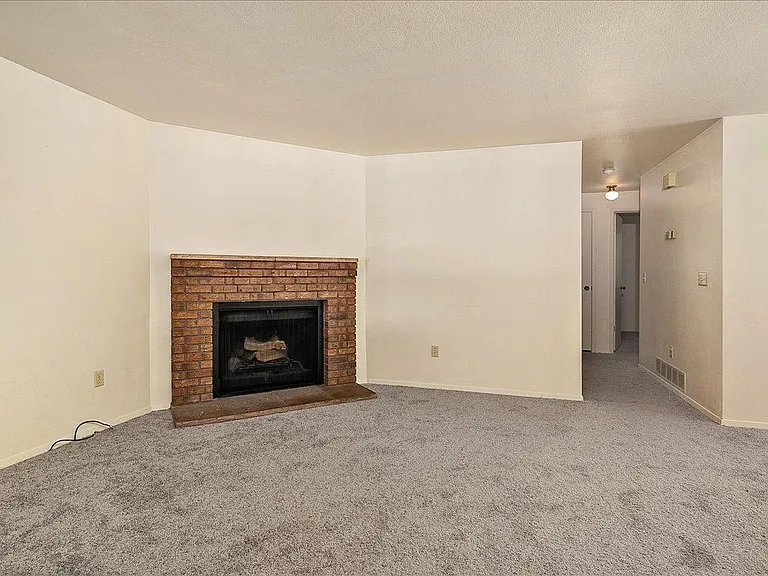 2304 W Canal St — Photo 13