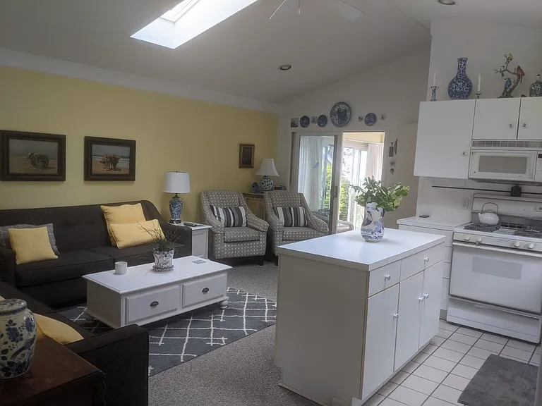 2421 Lakefront Dr — Photo 9