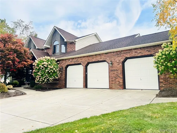 5470 Country Club Ln, Hamburg, NY 14075