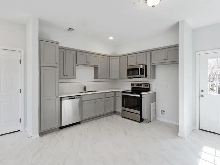 11623 Waldemar Dr — Photo 5
