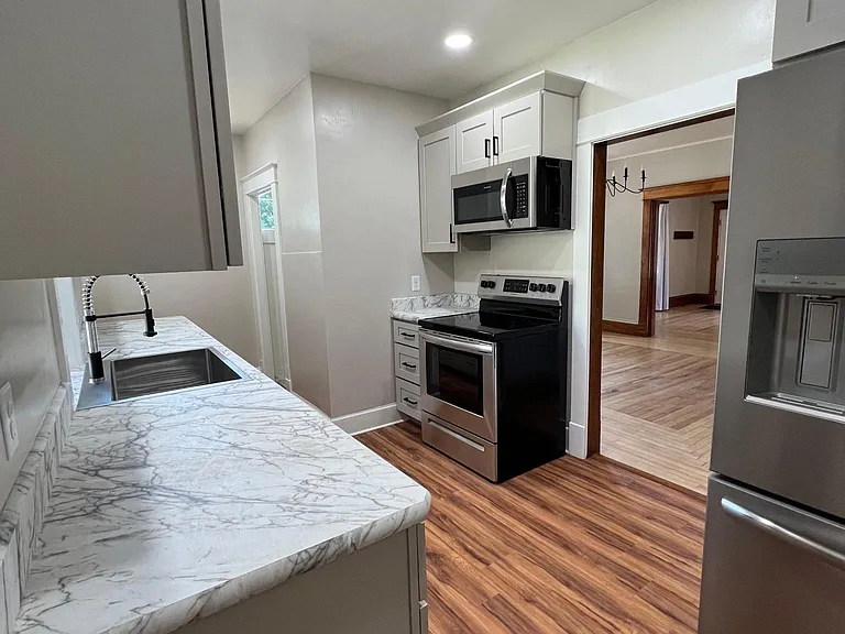 802 W Evelyn St — Photo 7