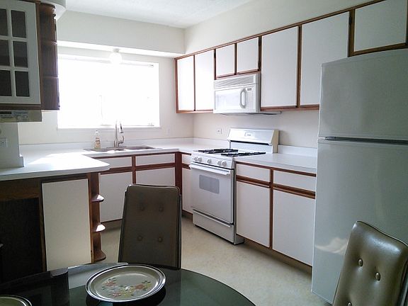 2nd image of 3857 N Harlem Ave #206A