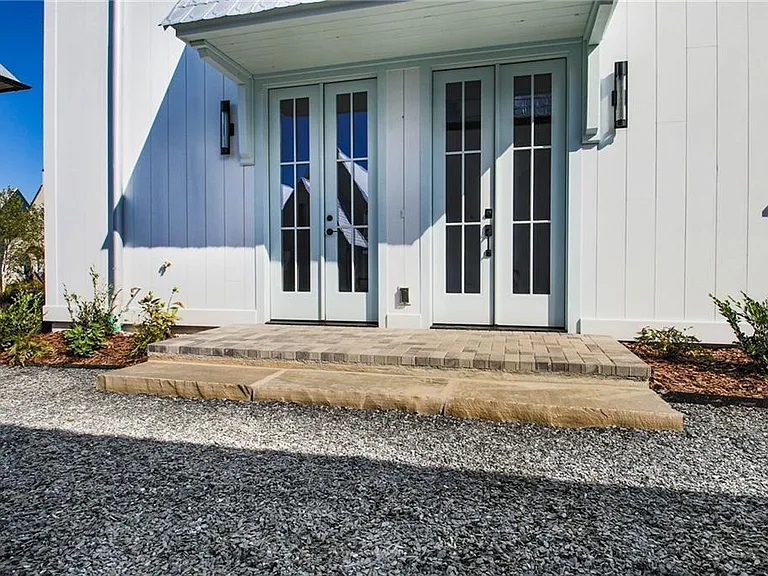 135 Carlyle Ln — Photo 4