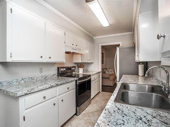 3rd image of 605 Honey St