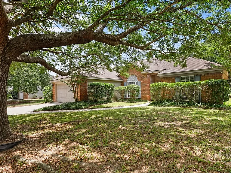 139 Pampas Dr — Photo 2