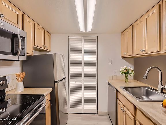 4th image of 1111 Maxwell Ave #105