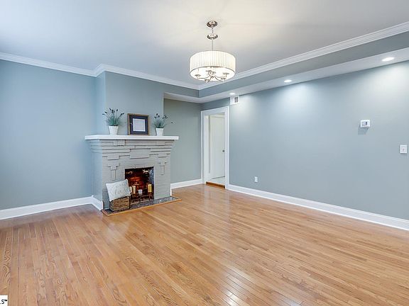 5th image of 801 E North St Unit 1