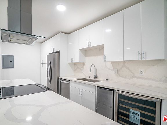 3rd image of 3461 Waverly Dr #203