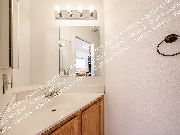 1022 W Westchester Ave — Photo 16