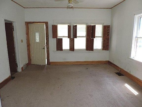 4th image of 3247 Bryant Ave N