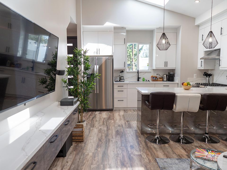 KITCHEN & DINING AREA
