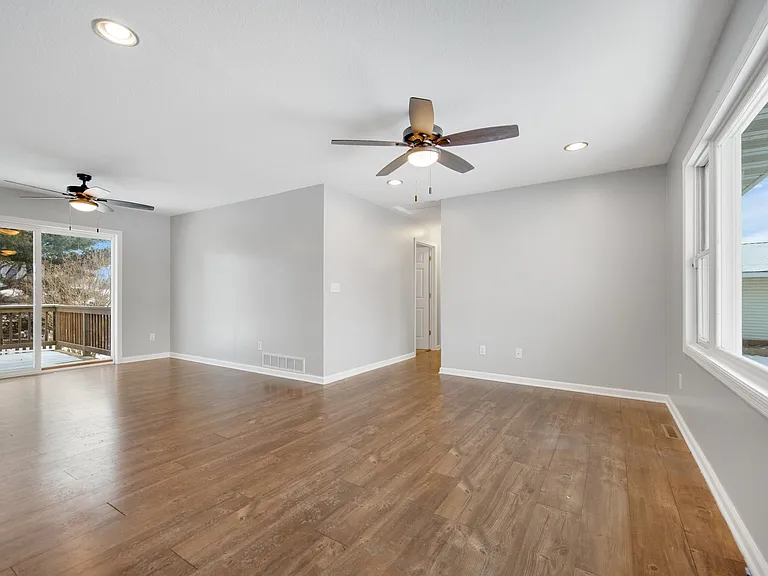 1210 Carriage Hills Dr S — Photo 4