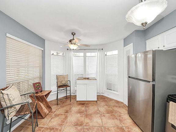 4th image of 926 Rutland St