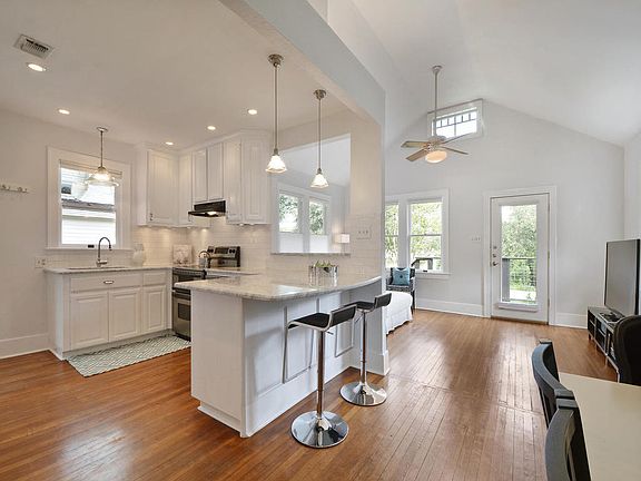 4th image of 2407 De Soto Dr