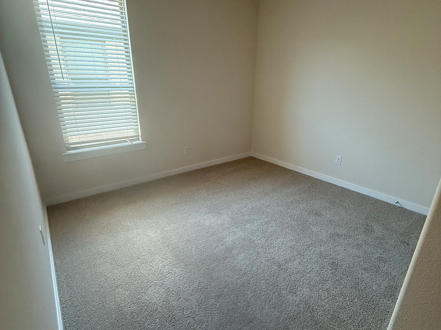 5 bed, 2703 sqft, $3,295 — Photo 4