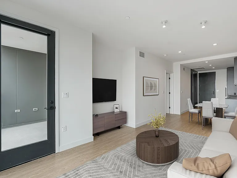 Venue Residences — Photo 60