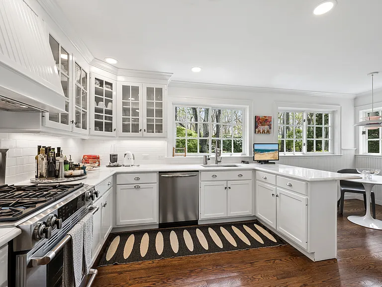Cedar Ave — Photo 9