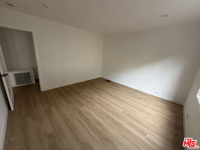 8730 Holloway Dr — Photo 9