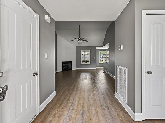 5th image of 207 Geneva Ln