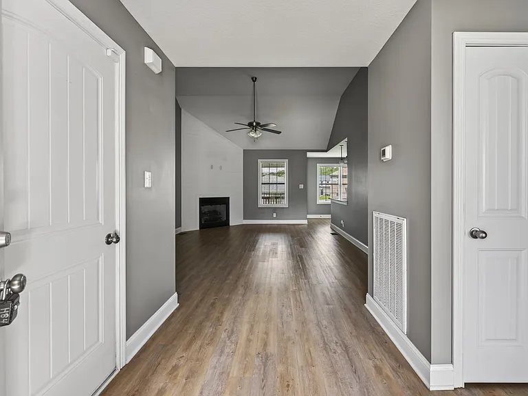 207 Geneva Ln — Photo 5