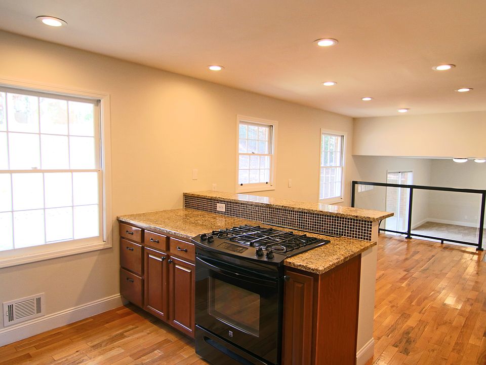 Kitchen Isle and Dining Area