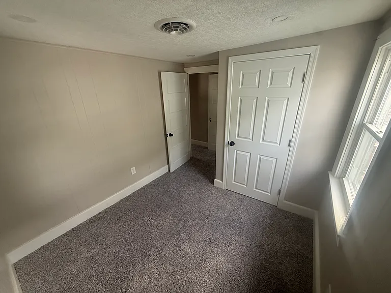 328 Warren St — Photo 8