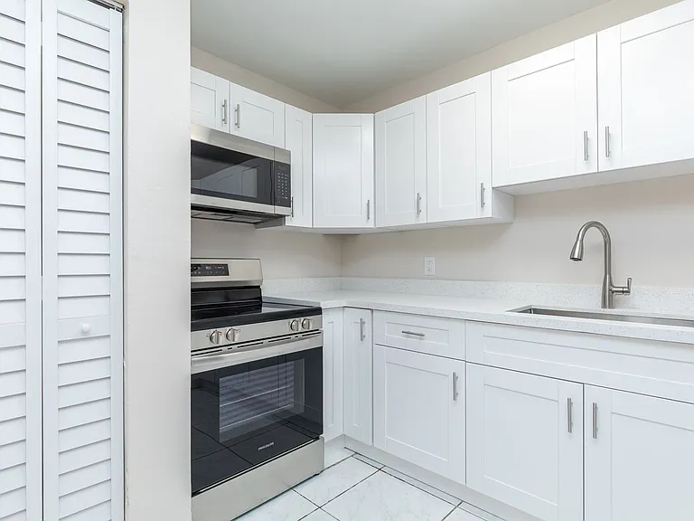 7750 SW 10th Ct — Photo 2