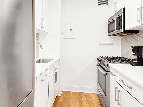 3rd image of 322 W 57th St APT 20E