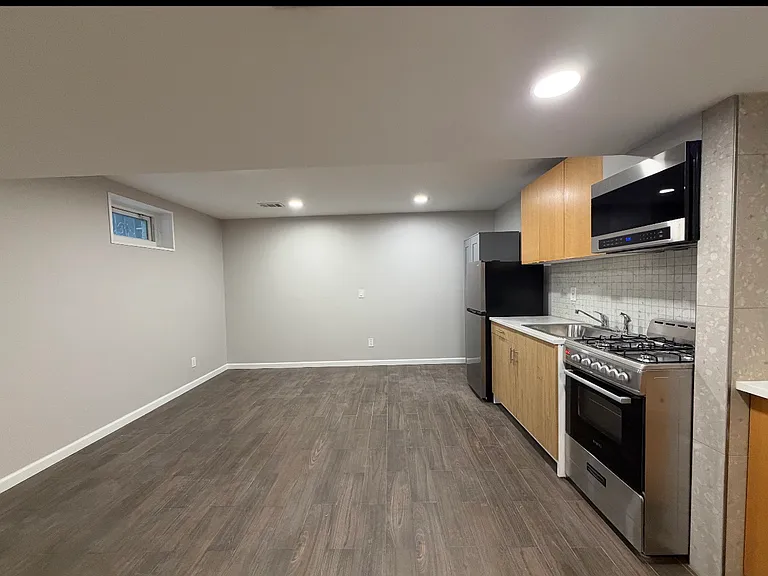 805 Hylan Blvd #B — Photo 2