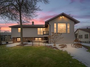 584 Hunters Point Rd, Neenah, WI 54956