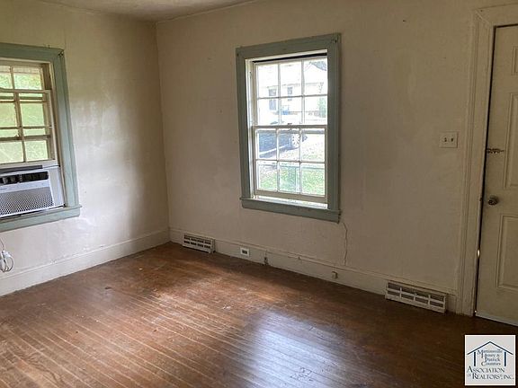 2nd image of 1112 Sylvan Ave